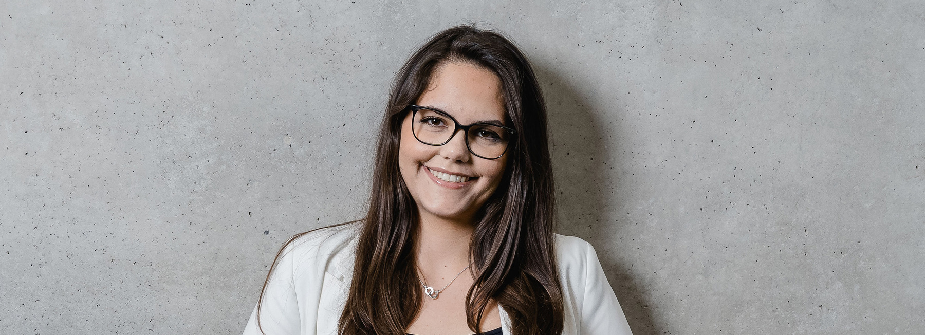 Porträt einer lächelnden Studentin der Hochschule Kufstein für den Masterstudiengang Wirtschaftspsychologie berufsbegleitend
