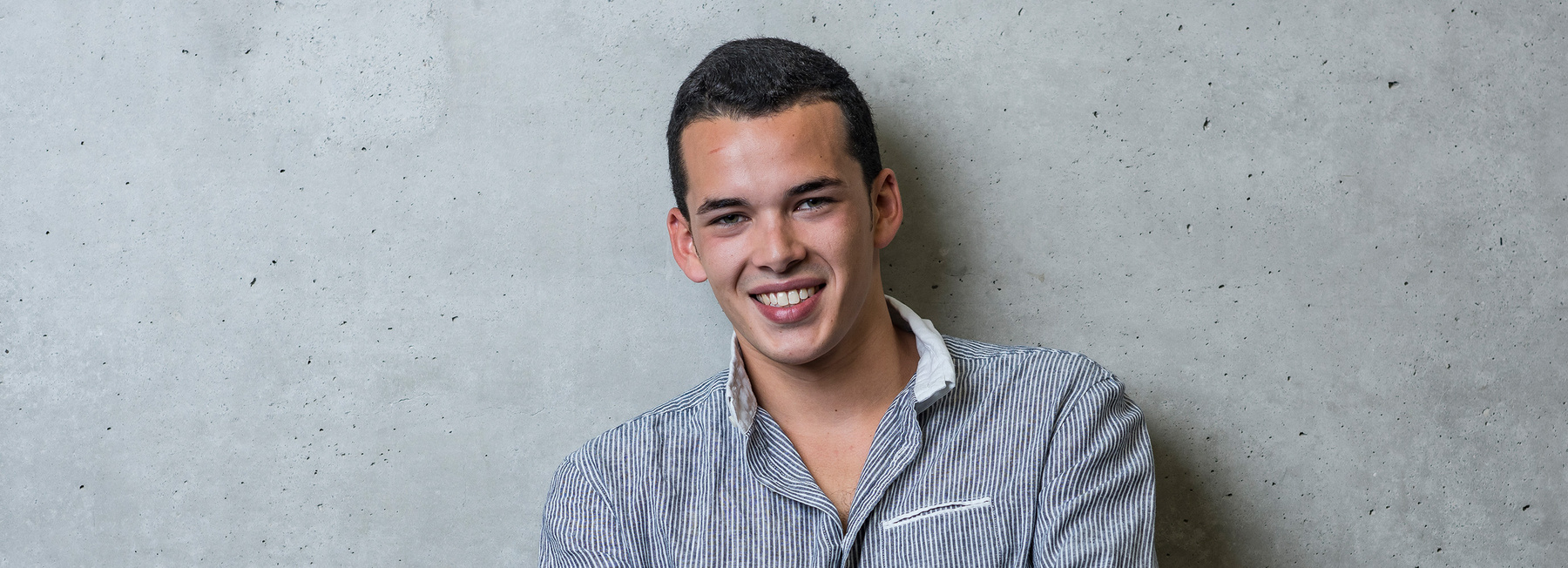 Porträt eines lächelnden Studenten der Hochschule Kufstein Tirol für den Masterstudiengang AI Systems Engineering berufsbegleitend