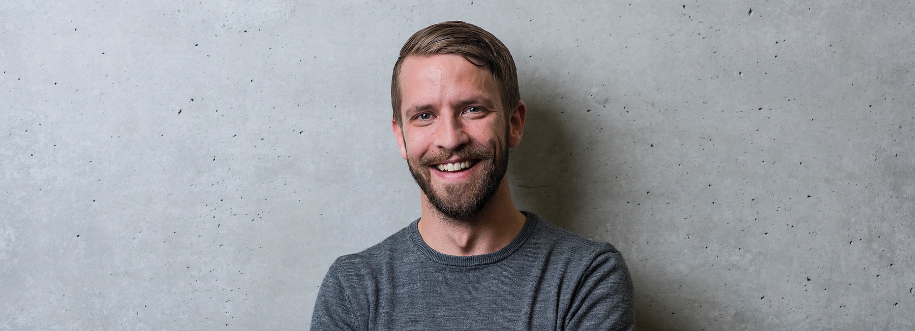Porträt eines lächelnden Studenten der Hochschule Kufstein für den Masterstudiengang Web Engineering & IT Solutions berufsbegleitend