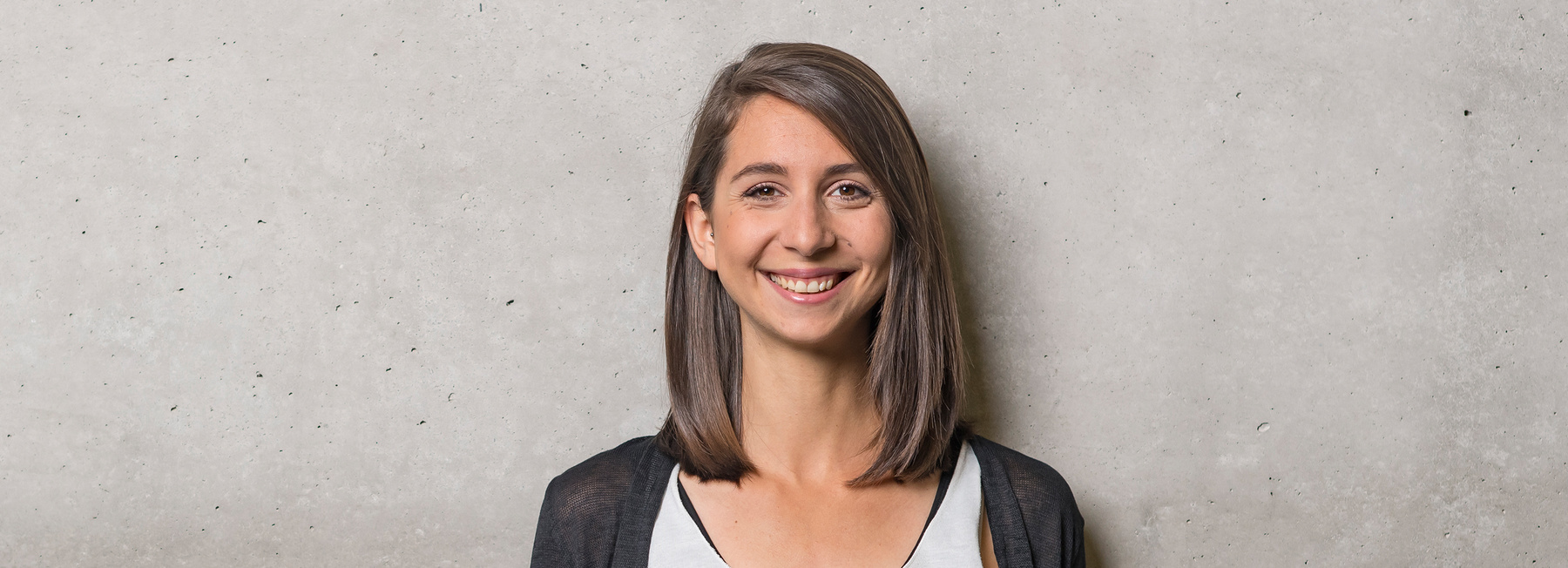Porträt einer lächelnden Studentin der Hochschule Kufstein für den Bachelorstudiengang Coding & Digital Design Vollzeit