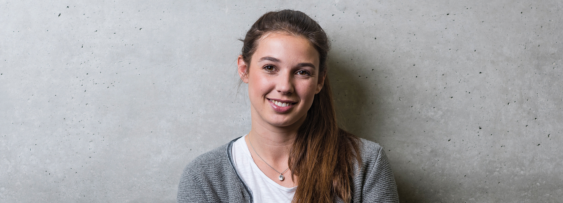 Porträt einer Studentin der Hochschule Kufstein für den Masterstudiengang Energie- & Nachhaltigkeitsmanagement berufsbegleitend