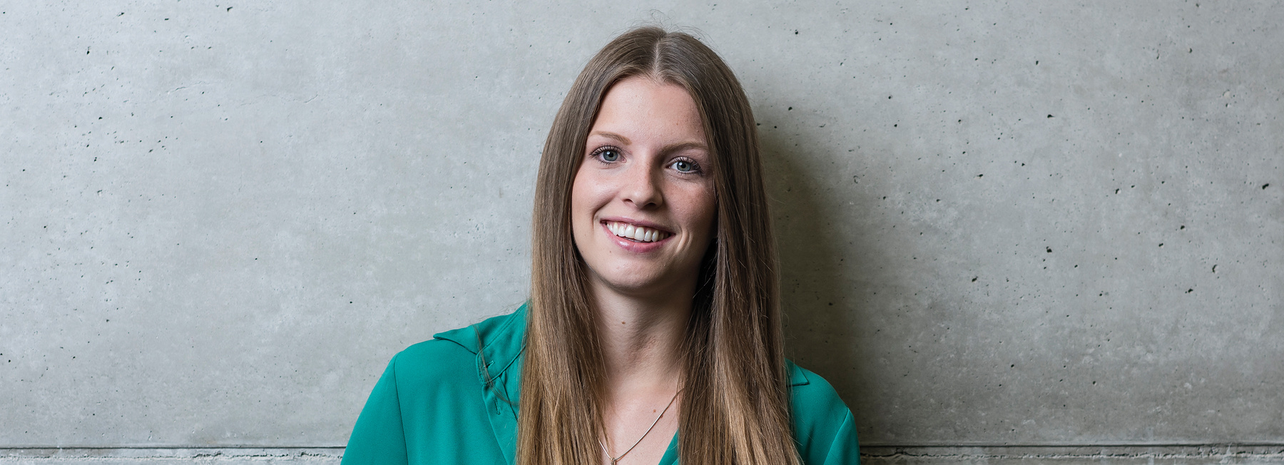 Porträt einer lächelnden Studentin der Hochschule Kufstein für den Masterstudiengang ERP-Systeme & Geschäftsprozessmanagement berufsbegleitend
