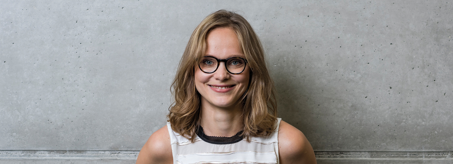 Porträt einer Studentin mit Brille der Hochschule Kufstein für den Bachelorstudiengang Facility Management & Immobilienwirtschaft berufsbegleitend