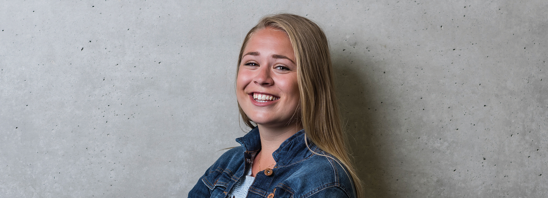 Porträt einer lächelnden Studentin der Hochschule Kufstein für den Bachelorstudiengang Facility & Real Estate Management Vollzeit