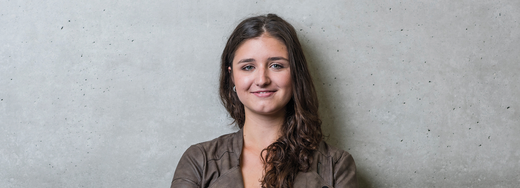 Porträt einer Studentin der Hochschule Kufstein für den Bachelorstudiengang International Business Management Vollzeit