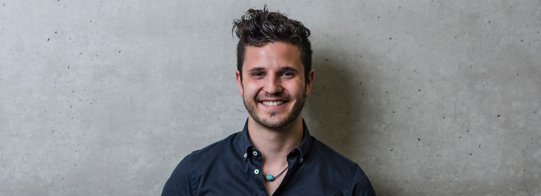 Porträt eines lächelnden Studenten der Hochschule Kufstein für den Masterstudiengang Digital Marketing Vollzeit