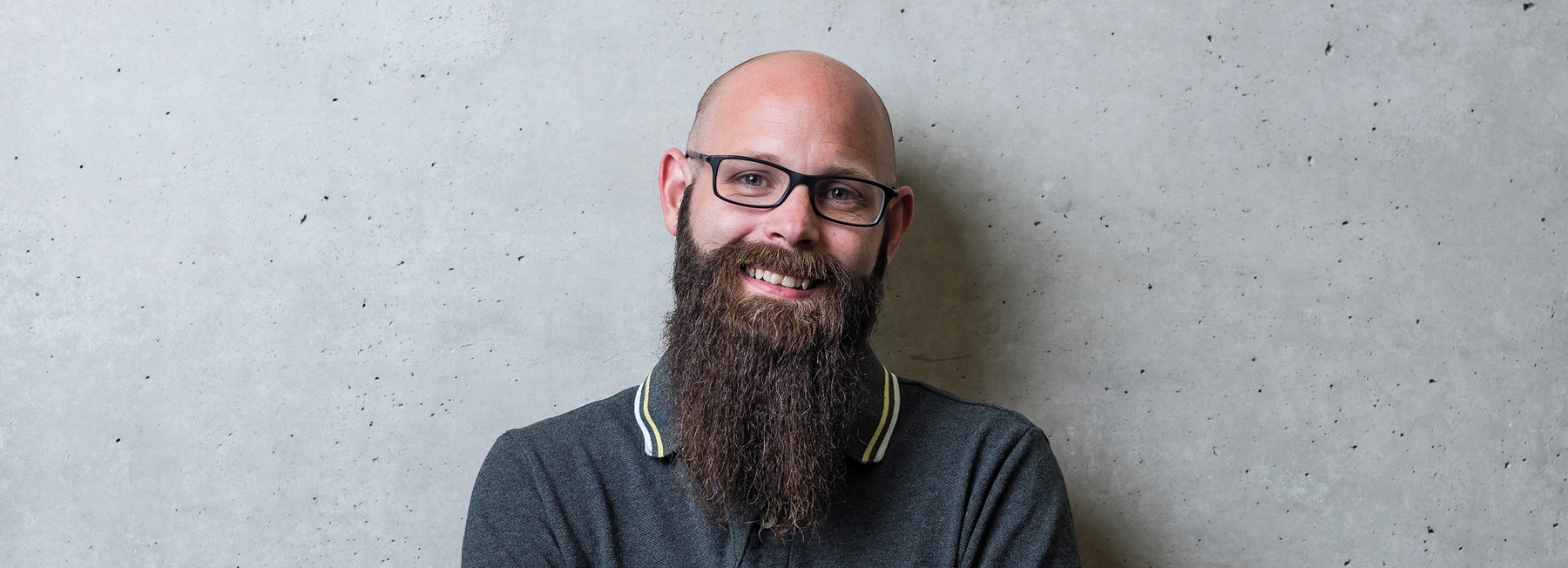 Porträt eines Studenten mit Brille der Hochschule Kufstein für den Bachelorstudiengang Marketing & Kommunikationsmanagement berufsbegleitend