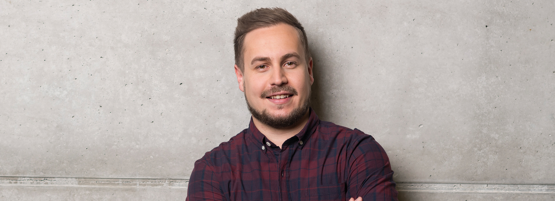 Porträt eines Studenten der Hochschule Kufstein für den Masterstudiengang Smart Products & AI-driven Development berufsbegleitend