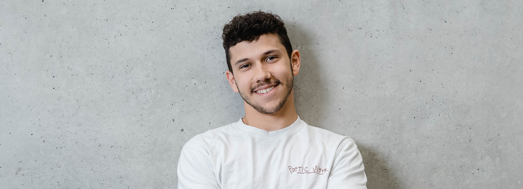 Porträt eines lächelnden Studenten der Hochschule Kufstein für den Bachelorstudiengang Drone Engineering Vollzeit