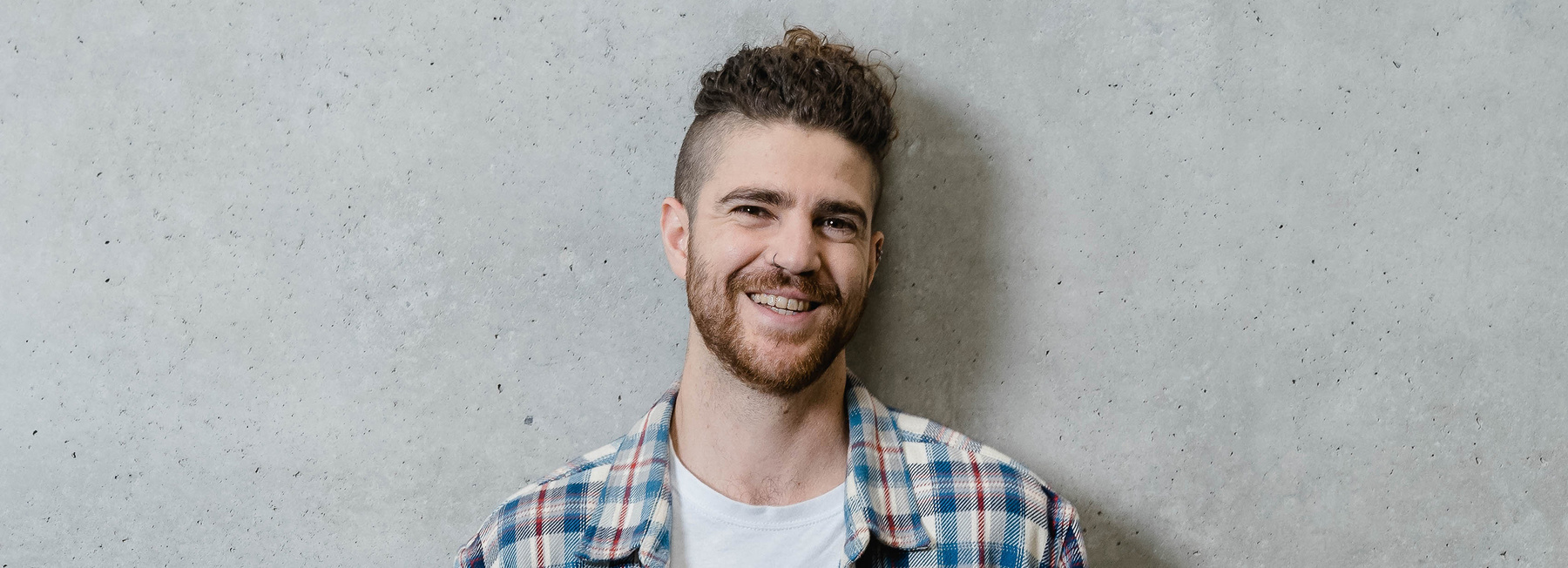 Porträt eines lächelnden Studenten der Hochschule Kufstein für den Masterstudiengang Energy & Sustainability Management Vollzeit