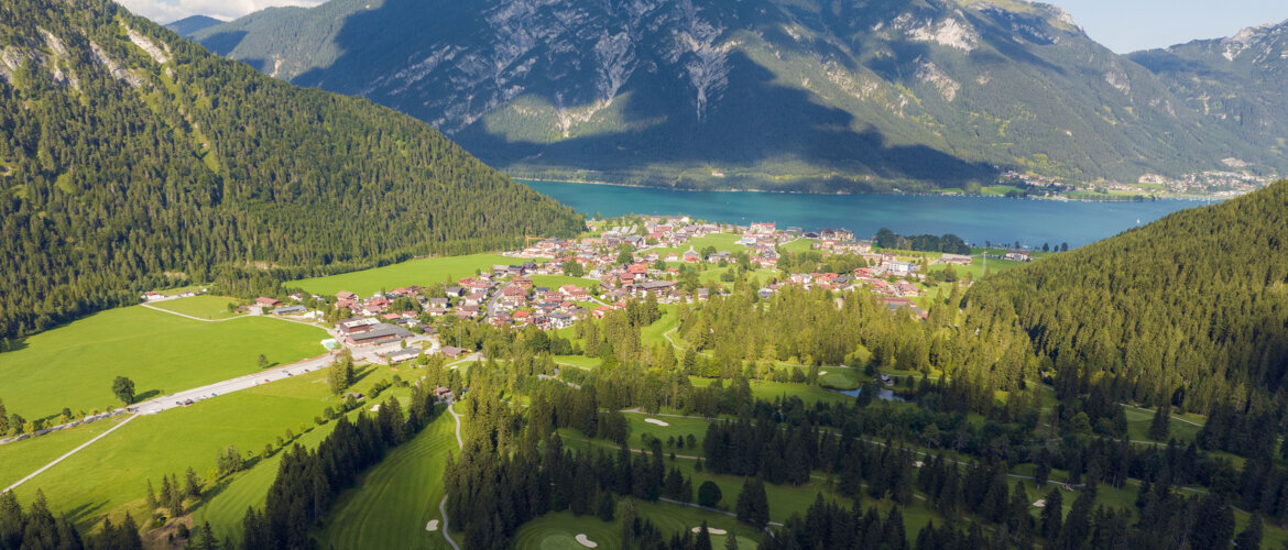 Eine Überischt von Pertisau am Achensee, in der Häuser, Berge und der Achensee selbst zu sehen sind. | © Achensee Tourismus
